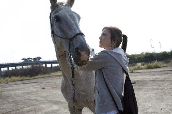 W roli głównej Katie Jarvis - dziewczyna odkryta na stacji kolejowej Tilbury, która otrzymała właśnie nagrodę BIFTA za Najbardziej Obiecujący Debiut Roku oraz nagrodę dla Najlepszej Aktorki na tegorocznym festiwalu w Edynburgu.