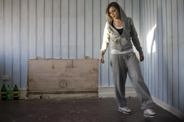 Bohaterką filmu jest 15-letnia Mia. Nie chodzi do szkoły, nie ma przyjaciół, nie potrzebuje nikogo. Jej silny charakter i agresywna postawa budzą strach rówieśników. Gdy jest sama - tańczy. I wierzy w to, że kiedyś spełni swoje marzenia.