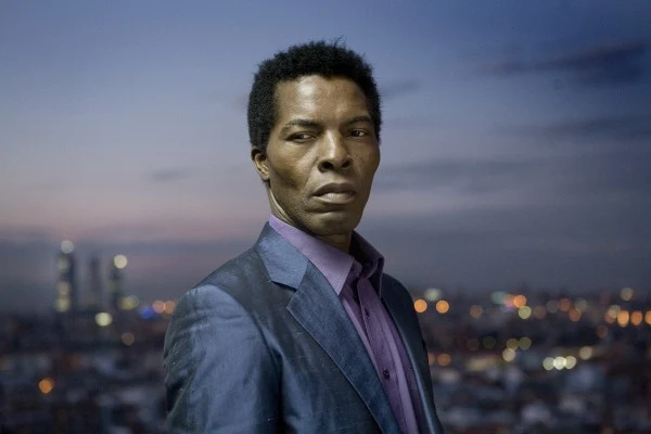 "The Limits of Control" opowiada o tajemniczym samotniku (granym przez Isaacha De Bankolé), cudzoziemcu, który dokłada wszelkich starań, żeby jego działania pozostawały poza prawem.