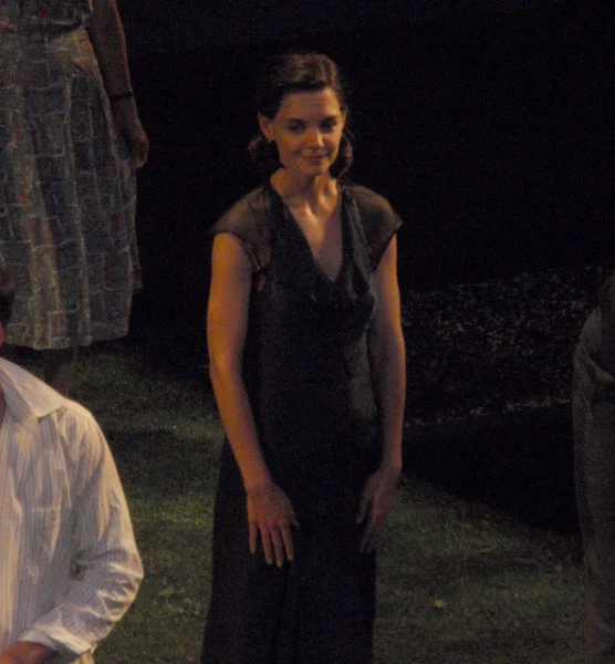 "Jeśli nawet Holmes zżerała trema, to nie pokazała tego. Jej występ był pewny, czysty i wymowny" - tak brzmiała linijka z recenzji agencji Associated Press.