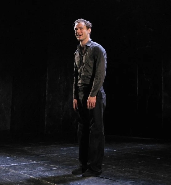 Jude Law, który gra na Broadwayu Hamleta, nie ma powodu do melancholii, nie ma go też cały zespół, gdyż przedstawienie jest hitem i przynosi zysk