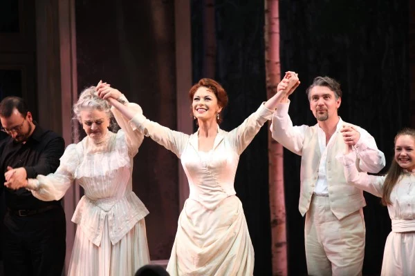 Catherine Zeta Jones zadebiutowała na Broadwayu w musicalowej wersji "Uśmiechu nocy" Ingmara Bergmana. Jej występ w "A Little Night Music" przyniósł jednak mieszane reakcje krytyki - fot. Neilson Barnard