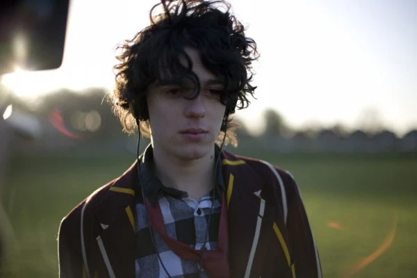 20-letni Axl przyjeżdża do Londynu, aby odszukać ojca, który w dzieciństwie go porzucił. Gdy odkrywa, że ojciec jest agentem nieruchomości i ma nową rodzinę, zgłasza się do niego jako student poszukujący mieszkania.