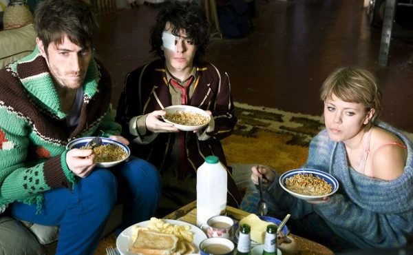 Axl szuka ucieczki od swojego problemu w modnych, londyńskich klubach na East Endzie i staje się częścią nietypowej rodziny zamieszkującej anarchistyczny, tętniący życiem squat.