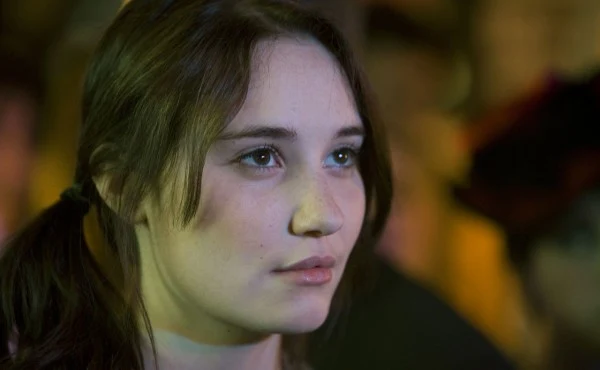 Ten rozległy, opuszczony magazyn jest również domem Very. Podczas gdy Axl stara się odzyskać swoją tożsamość, Vera pragnie uciec od swojej po bolesnym zawodzie miłosnym.