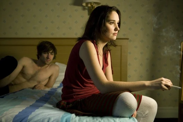 Kiedy więc spotyka pewnego charyzmatycznego nieznajomego, nic mu o sobie nie mówi, lecz rozpoczyna zmysłową grę.