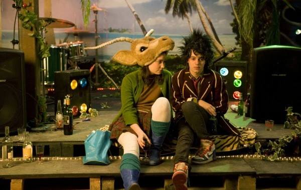 Mimo, że Axl i Vera mieszkają w tym samym budynku, ich ścieżki długo nie przecinając się. Ich historie - zabawne i tajemnicze, romantyczne i przejmujące - nawiązują do siebie i tworzą kontrasty, by wreszcie ostatecznie się zderzyć.