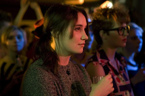 Rozgrywające się na tle energetycznego, wielokulturowego tygla, jakim jest Londyn XXI wieku, "Niezasłane łóżka" to drugi film fabularny cieszącego się uznaniem reżysera Alexisa Dos Santosa.