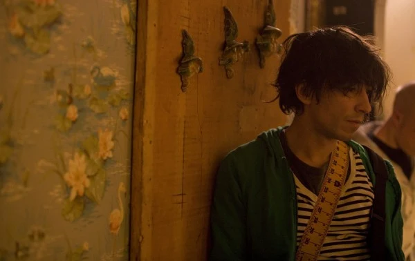 Zainspirowany doświadczeniami z czasów, gdy jako student filmówki przybył po raz pierwszy do wielkiego miasta, Alexis stworzył pierwsze szkice postaci "Niezasłanych łóżek" opierając się o poznanych ludzi i własne życie w Londynie.