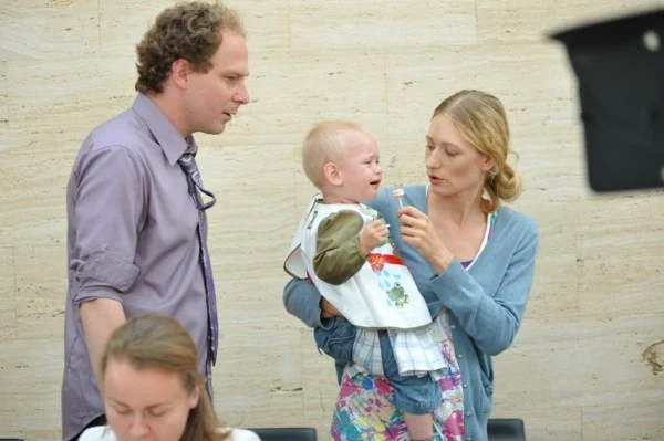 Krzysztof Kornatowski (Marcin Perchuć) jest odnoszącym sukcesy konsultantem do spraw zarządzania w dużej międzynarodowej firmie. Pracoholik, skupiony na swojej karierze i pozycji zawodowej, która często spycha na plan dalszy rodzinę i przyjaciół.