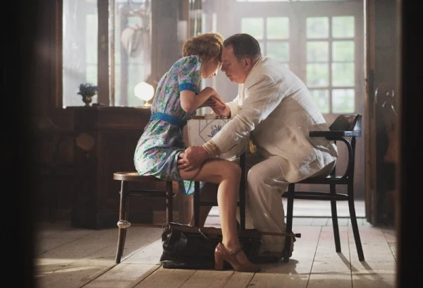 Autor scenariusza i reżyser - Jacek Koprowicz, proponuje nową wersję wydarzeń, w której wielki mistrz, prowokator i skandalista (Jerzy Stuhr)  pozoruje samobójstwo, a następnie ukrywa się w mieszkaniu swojej kochanki Czesławy.