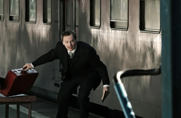 Akcja "Mistyfikacji" rozpoczyna się, kiedy wydalony z uczelni tuż przed obroną pracy magisterskiej Łazowski (w tej roli Maciej Stuhr), wpada na sensacyjny trop.