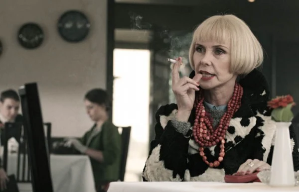 Kochanka artysty przynosi do Desy swoje nieznane portrety, jedna z jego dawnych kobiet przechowuje kartki, które dostała od Witkacego już po jego rzekomej śmierci.