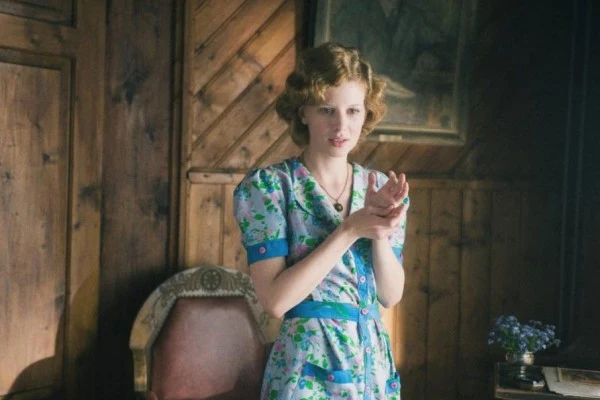 W roli młodziutkiej kochanki artysty - Zuzy - Karolina Gruszka.