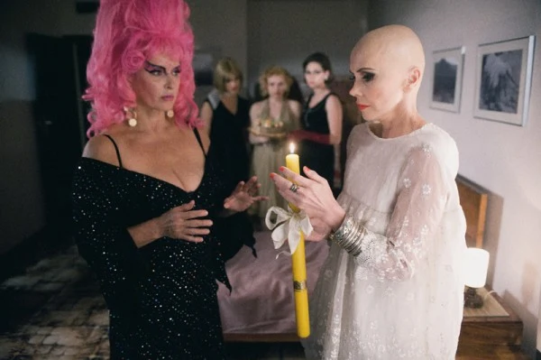 Na ekranie pojawi się również Ewa Kasprzyk - jako gwiazda porno, uhonorowana przez Witkacego orderem zasługi.