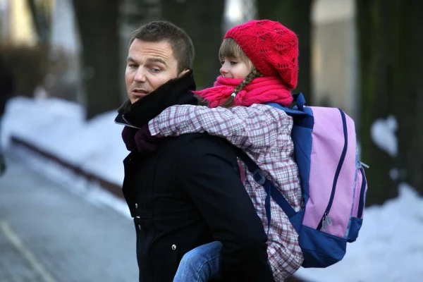 Ku zaskoczeniu żony, Mateusz postanawia naprawić swoje błędy - bierze wolne i poświęca cały swój czas jej i Adzie. Z córką porozumiewa się zresztą bez problemu - wystarczy odrobina starania i przejażdżka na barana? - fot. aksonstudio.pl