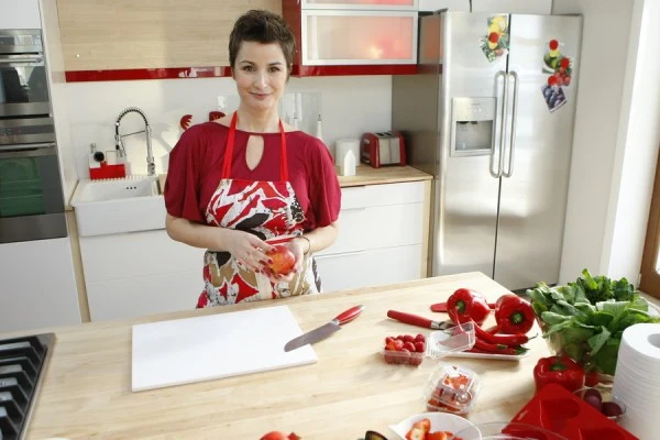 "To dla mnie wielkie wyzwanie. Mam nadzieję, że oprócz popularyzacji wiedzy na temat kuchni polskiej, pokażę widzom, iż prowadzenie domu i przebywanie w kuchni może być wielką przygodą" - dodaje aktorka. "To dla mnie wielkie wyzwanie. Mam nadzieję, że oprócz popularyzacji wiedzy na temat kuchni polskiej, pokażę widzom, iż prowadzenie domu i przebywanie w kuchni może być wielką przygodą" - dodaje aktorka.