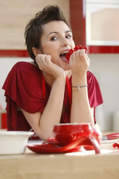 Zdradza także, że prywatnie kuchnia jest jej królestwem. "Na tym terenie nie uznaję demokracji, a jeśli tylko kogoś dopuszczam do garnków, to tylko w roli pomocy kuchennej" - wyznała. Zdradza także, że prywatnie kuchnia jest jej królestwem. "Na tym terenie nie uznaję demokracji, a jeśli tylko kogoś dopuszczam do garnków, to tylko w roli pomocy kuchennej" - wyznała.