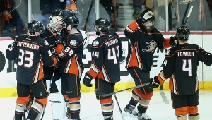Radość hokeistów Anaheim Ducks.