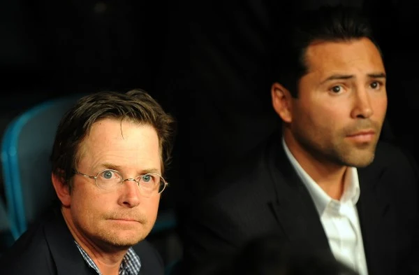 Michael J.Fox (L) obok słynnego boksera Oscara de la Hoyi (P)