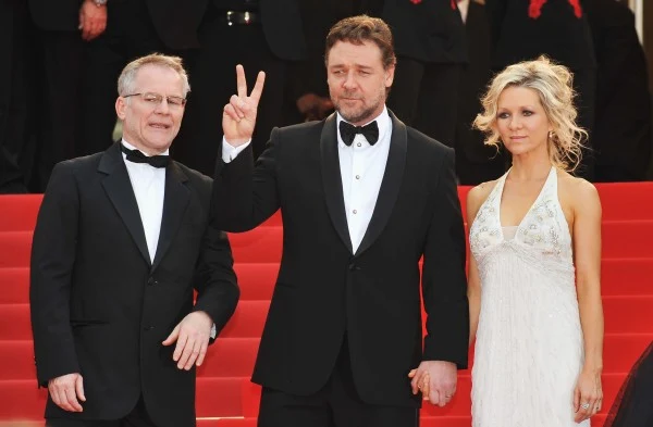 Dyrektor artystyczny festiwalu Theirry Fremaux oraz Russell Crowe z żoną Danielle Spencer