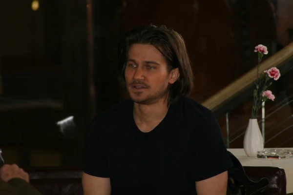 Oto młody, ambitny, ale i niepokorny pianista Oliver (Paweł Szajda) zrywa kontrakt na światowe tournee. Musi w ramach odszkodowania zapłacić ogranizatorom... 250 tys. euro. Oto młody, ambitny, ale i niepokorny pianista Oliver (Paweł Szajda) zrywa kontrakt na światowe tournee. Musi w ramach odszkodowania zapłacić ogranizatorom... 250 tys. euro.