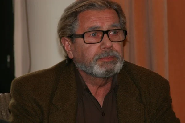 W zdobyciu tak niebagatelnej sumy pomaga mu emerytowany profesor matematyki i... zapalony gracz na wyścigach konnych, Frank (Janusz Gajos). W zdobyciu tak niebagatelnej sumy pomaga mu emerytowany profesor matematyki i... zapalony gracz na wyścigach konnych, Frank (Janusz Gajos).
