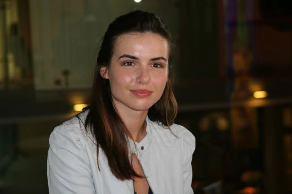 Pewnego dnia Oliver spotka Kornelię: - To oczytana kasjerka w kolekturze zakładów bukmacherskich. Znajomość z Oliverem odmieni jej serce i... całe życie - mówi grająca ją Marta Żmuda Trzebiatowska. Pewnego dnia Oliver spotka Kornelię: - To oczytana kasjerka w kolekturze zakładów bukmacherskich. Znajomość z Oliverem odmieni jej serce i... całe życie - mówi grająca ją Marta Żmuda Trzebiatowska.