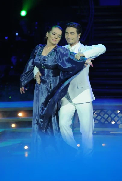 - Większość, jak mi się zdaje, chce na parkiecie widzieć piękne, młode osoby, które potrafią różne rzeczy. Tymczasem ja nie po to tu jestem, żeby robić szpagaty - śmieje się Grochola