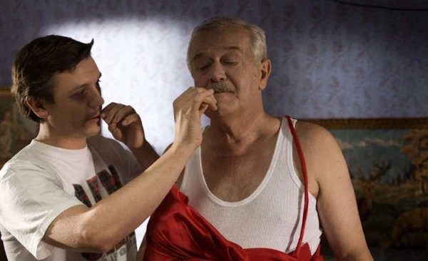 Jako Erich Drzozga w "Zgorszeniu publicznym" (2009) (na zdjeciu z Krzysztofem Czeczotem)