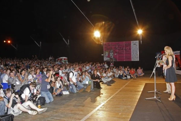 Grażyna Torbicka naprzeciw festiwalowej widowni