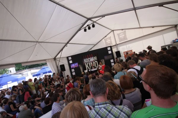Publiczność podczas spotkania w Cafe Kocham Kino - fot. Karol Karnas