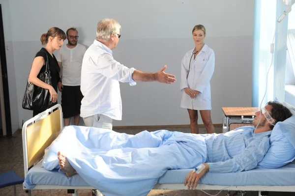 Reżyser Jacek Bromski daje ostatnie wskazówki przed realizacją sceny