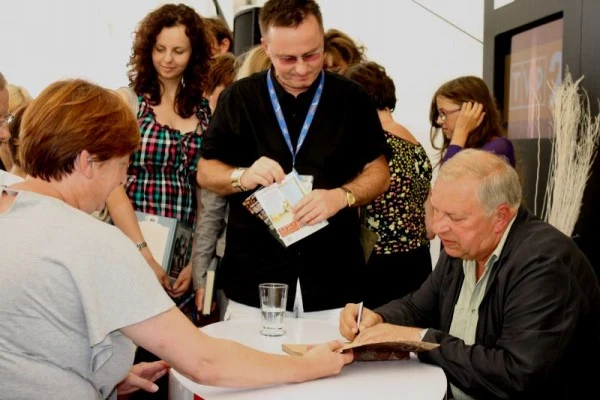 Ale nie tylko przeszłość interesowała publiczność. Pytano też o najbliższe plany aktora oraz o właśnie zakończoną włoską produkcję - film "Habemus papam" Nanniego Morettiego.
