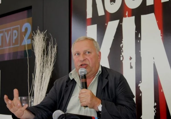 W obrazie znanego włoskiego reżysera polski aktor gra rzecznika pogrążonego w depresji papieża. Jerzy Stuhr bardzo liczny na ten obraz.