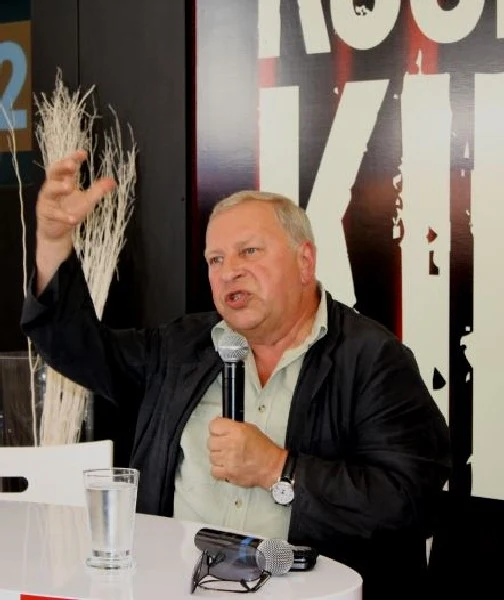 - Myślę, że ten film wywoła spore poruszenie i ożywione dyskusje - co mnie osobiście bardzo cieszy. Jeszcze nikt w taki sposób nie dotykał Watykanu. Z ogromną niecierpliwością czekam na premierą - dodał aktor.