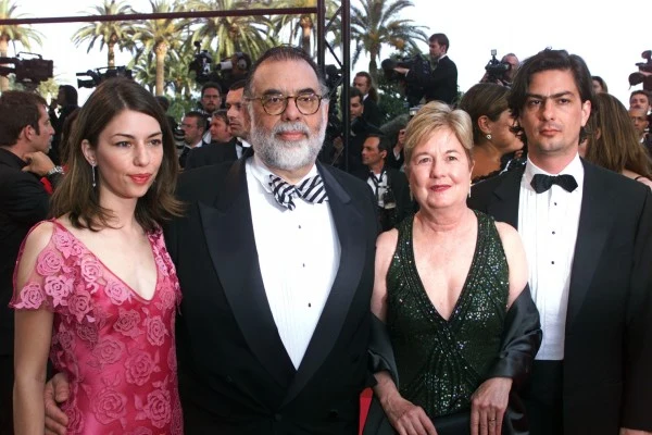 Filmowa rodzina: córka Sophia (L), syn Roman (P) oraz żona Eleonor