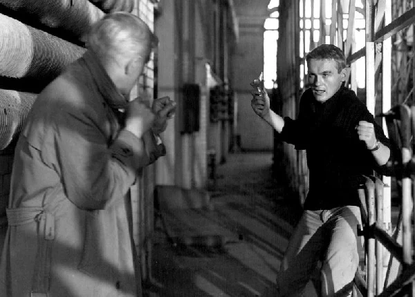 Jerzy Skolimowski (P) z Tadeuszem Łomnickim na planie filmu "Niewinni czarodzeje" Andrzeja Wajdy (1960).