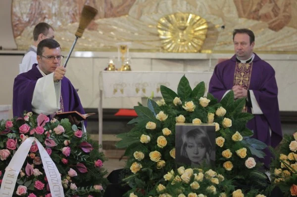 Aktorka pochowana została w obrządku katolickim, ale nad jej grobem judaistyczną modlitwę odmówił Konstanty Gebert. Zrobił to na prośbę rodziny zmarłej, której w pewnym okresie życia religia judaistyczna była bardzo bliska.