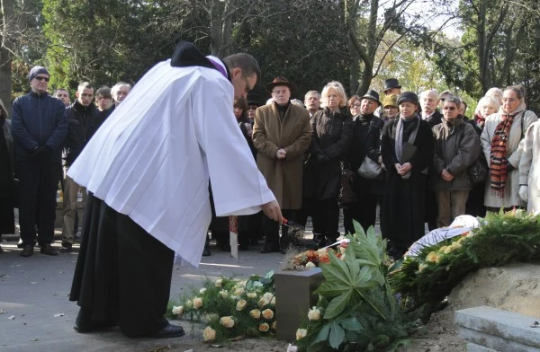 Prochy aktorki złożono w Alei Zasłużonych, w pobliżu grobów Jerzego Grzegorzewskiego i Tadeusza Łomnickiego.