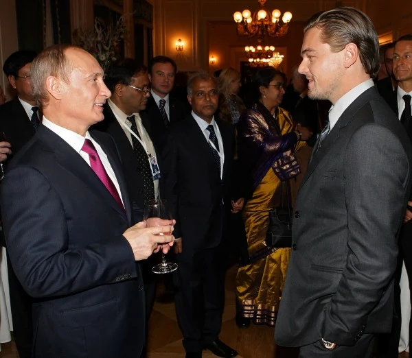 DiCaprio dotarł do Petersburga, mimo że w niedzielę samolot linii Delta, którym leciał z Nowego Jorku do Moskwy, musiał zawrócić z powodu problemów z silnikiem.