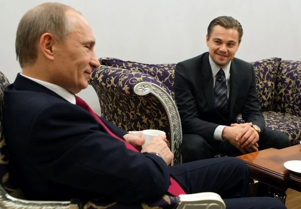 Aktor zdecydował się następnie na podróż prywatnym samolotem, który we wtorek rano lądował awaryjnie w Helsinkach, ponieważ z powodu wyjątkowo silnego wiatru maszyna musiała uzupełnić zapas paliwa.