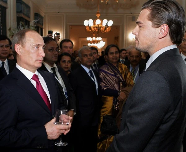 "Ktoś o słabszych nerwach powiedziałby, że po tym wszystkim może nie warto lecieć dalej. Ale pan DiCaprio nie należy do takich osób - u nas o takich mówi się 'prawdziwy mężczyzna'" - powiedział rosyjski premier.