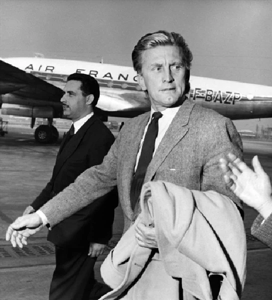 Kirk Douglas w początkach swojej kariery w 1957 roku na paryskim lotnisku Orly.