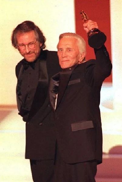 Statuetkę Akademii otrzymał jednak dopiero w 1996 roku,  był to Oscar za całokształt twórczości.