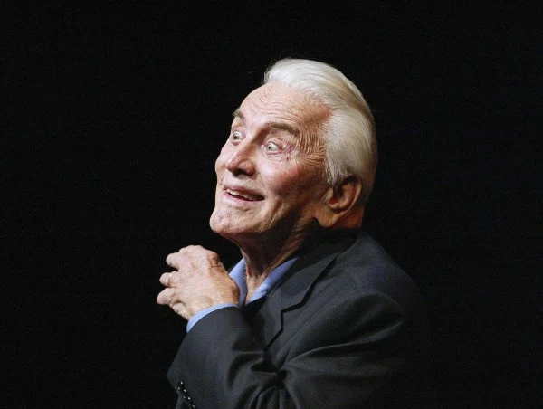 Kirk Douglas znany jest z wyjątkowego poczucia humoru - fot. Frederick M. Brown