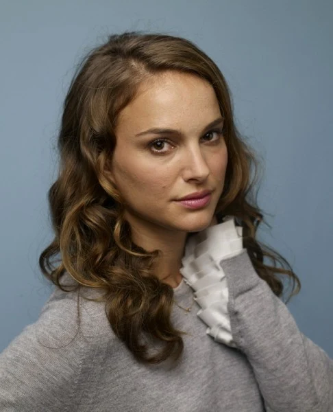 Natalie Portman zamyślona
