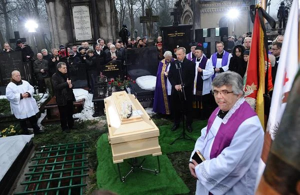 Minister kultury Bogdan Zdrojewski (przy mikrofonie) podczas uroczystości pogrzebowych Krzysztofa Kolbergera