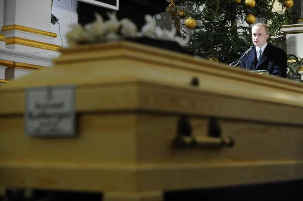 Aktor Piotr Adamczyk (P) podczas uroczystości pogrzebowych Krzysztofa Kolbergera