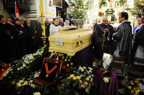 Ks. Adam Boniecki (C) podczas uroczystości pogrzebowych Krzysztofa Kolbergera